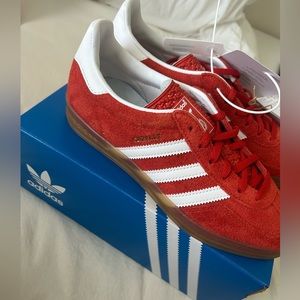 “Adidas gazelle indoor red NWT”
size 7.5 women’s/ 6 men’s
